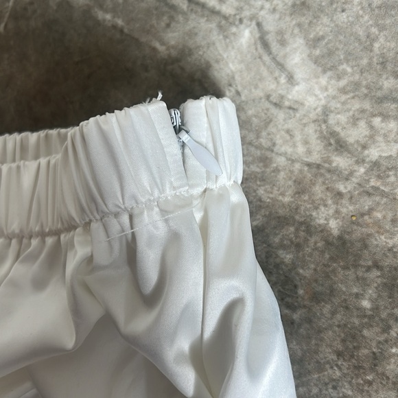 🤍White Satin Feathered Set 🤍 - Picture 10 of 11